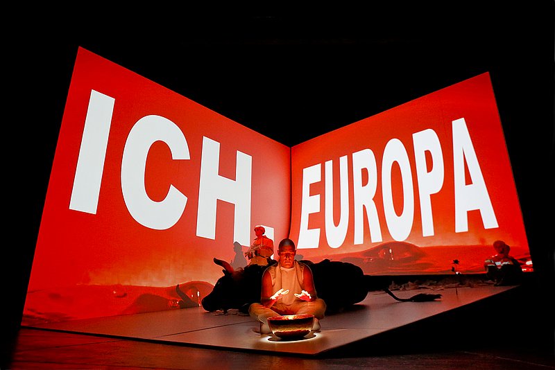 Szene aus »ICH, EUROPA« (Uraufführung am Schauspiel Dortmund) // (c) Birgit Hupfeld