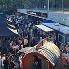 Der Feierabend-Markt auf dem Opernvorplatz
