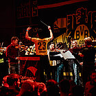 Dortmunder Philharmoniker spielen vor 1.500 BVB-Fans unter der Südtribüne
